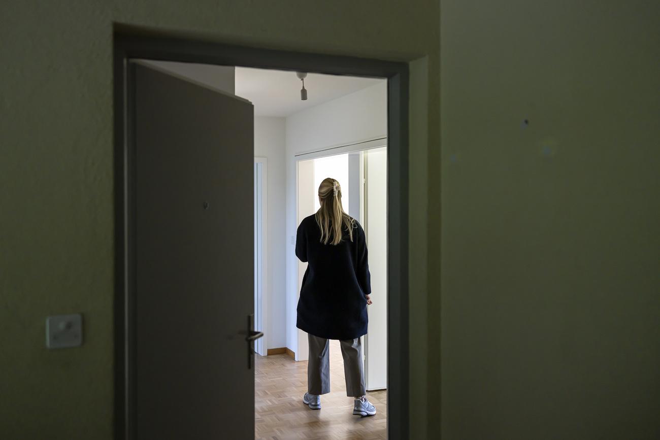 Eine Interessentin waehrend einer Wohnungsbesichtigung in einer Wohnung der Liegenschaften Stadt Zuerich (LSZ) am Dienstag, 28. Maerz 2023 in Zuerich. (KEYSTONE/Michael Buholzer)