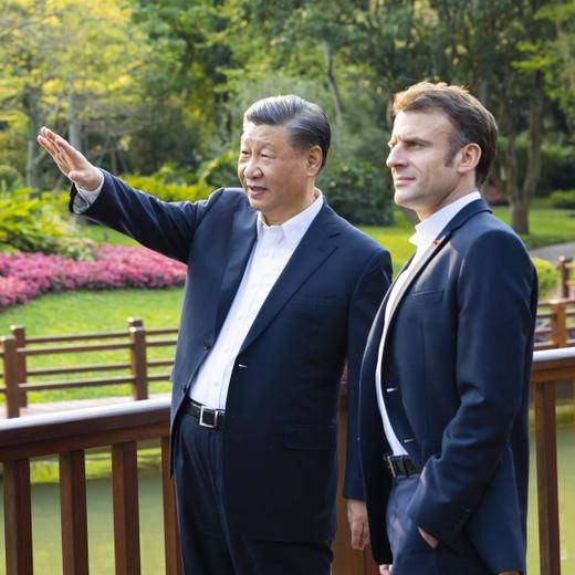 Les présidents chinois Xi Jinping et français Emmanuel Macron dans le Jardin des pins de Canton, dans le Guangdong . 8 avril 2023.