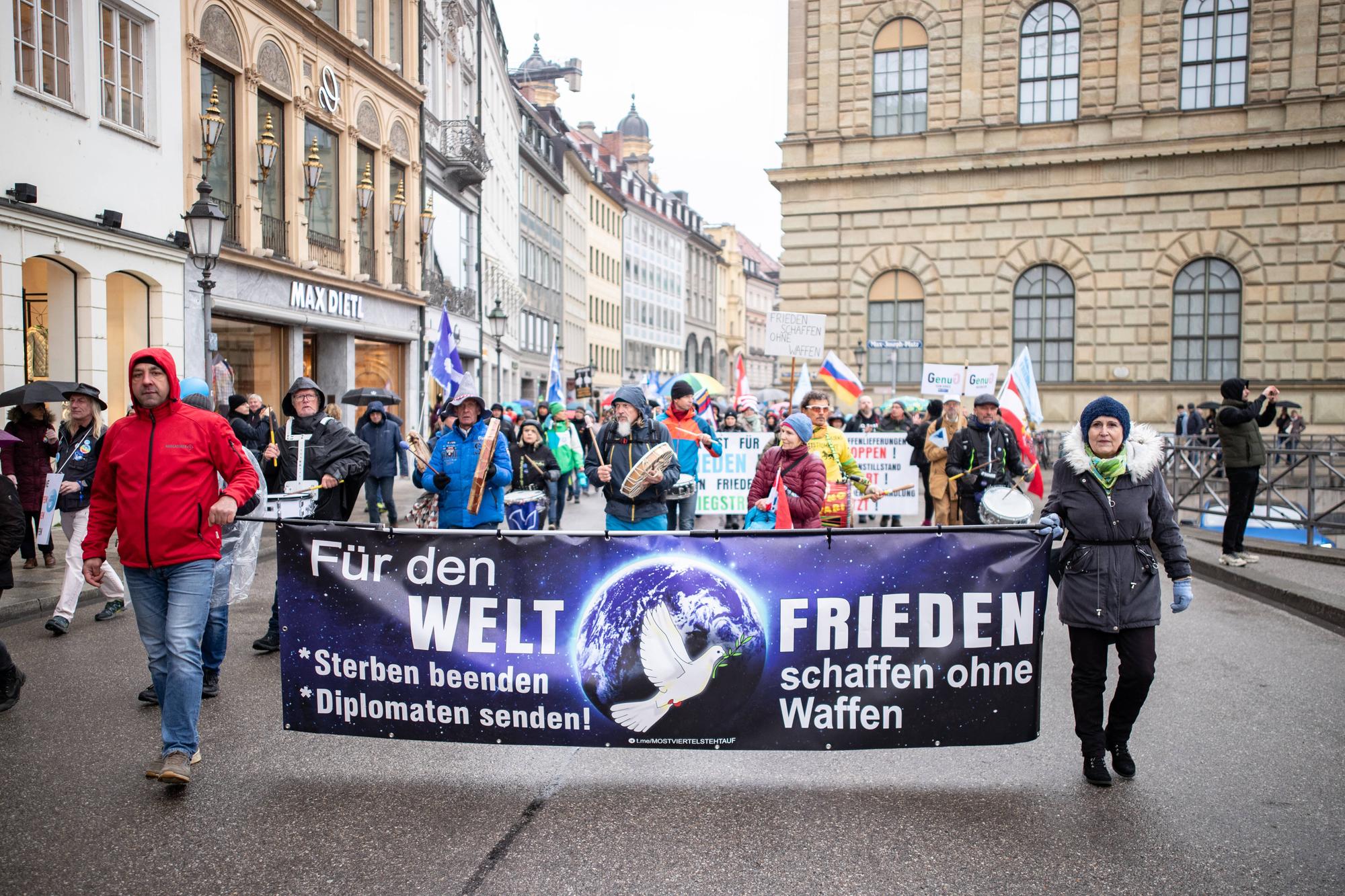 Des manifestations contre l'OTAN, contre la livraison d'armes à l'Ukraine et pour une démission du gouvernement, ici à Munich, le 8 avril 2023.