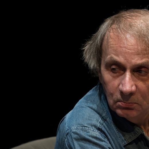 ARCHIV - 11.10.2017, Hessen, Frankfurt/Main: Der französische Star-Autor Michel Houellebecq liest anlässlich der Buchmesse. (zu dpa "Bekannte Autoren fordern ein Grab für Michel Deon in Paris" vom 19.02.2018) Foto: Boris Roessler/dpa +++ dpa-Bildfunk +++ (KEYSTONE/DPA/Boris Roessler)