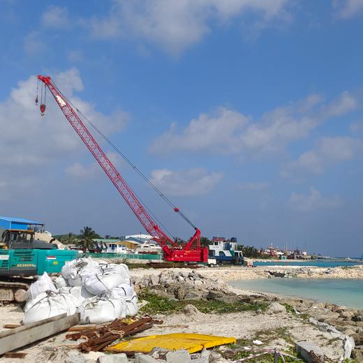 L'île de Thilafushi, aujourd'hui île-poubelle des Maldives, qui va être remblayée et transformée en un centre industriel.