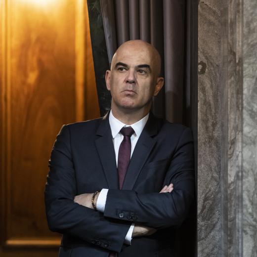 Bundespraesident Alain Berset wartet auf seinen Einsatz an der ausserordentlichen Session der Eidgenoessischen Raete, am Dienstag, 11. April 2023 im Staenderat in Bern. Die ausserordentliche Session wurde einberufen, um ueber die Finanzbeschluesse des Bundesrats zur Rettung der Grossbank Credit Suisse CS und deren Uebernahme durch die UBS zu debattieren. (KEYSTONE/Alessandro della Valle)