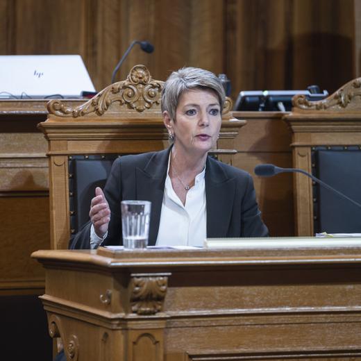 Bundesraetin Karin Keller-Sutter spricht zur Kleinen Kammer, an der ausserordentlichen Session der Eidgenoessischen Raete, am Dienstag, 11. April 2023 im Staenderat in Bern. Die ausserordentliche Session wurde einberufen, um ueber die Finanzbeschluesse des Bundesrats zur Rettung der Grossbank Credit Suisse CS und deren Uebernahme durch die UBS zu debattieren. (KEYSTONE/Alessandro della Valle)