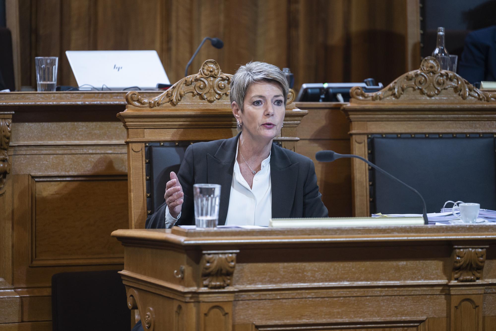 Bundesraetin Karin Keller-Sutter spricht zur Kleinen Kammer, an der ausserordentlichen Session der Eidgenoessischen Raete, am Dienstag, 11. April 2023 im Staenderat in Bern. Die ausserordentliche Session wurde einberufen, um ueber die Finanzbeschluesse des Bundesrats zur Rettung der Grossbank Credit Suisse CS und deren Uebernahme durch die UBS zu debattieren. (KEYSTONE/Alessandro della Valle)
