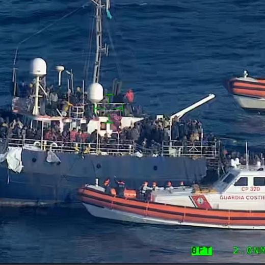 Les gardes-côtes italiens approchent l'un des bateaux à la dérive dans la mer Ionienne (Méditerranée), entre la Sicile et la Calabre, le 10 avril 2023.