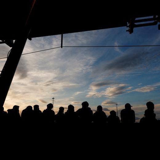 Image d'illustration. Des migrants attendent de débarquer du navire de sauvetage Geo Barents, opéré par Médecins Sans Frontières, à Bari, en Italie, le 26 mars 2023.