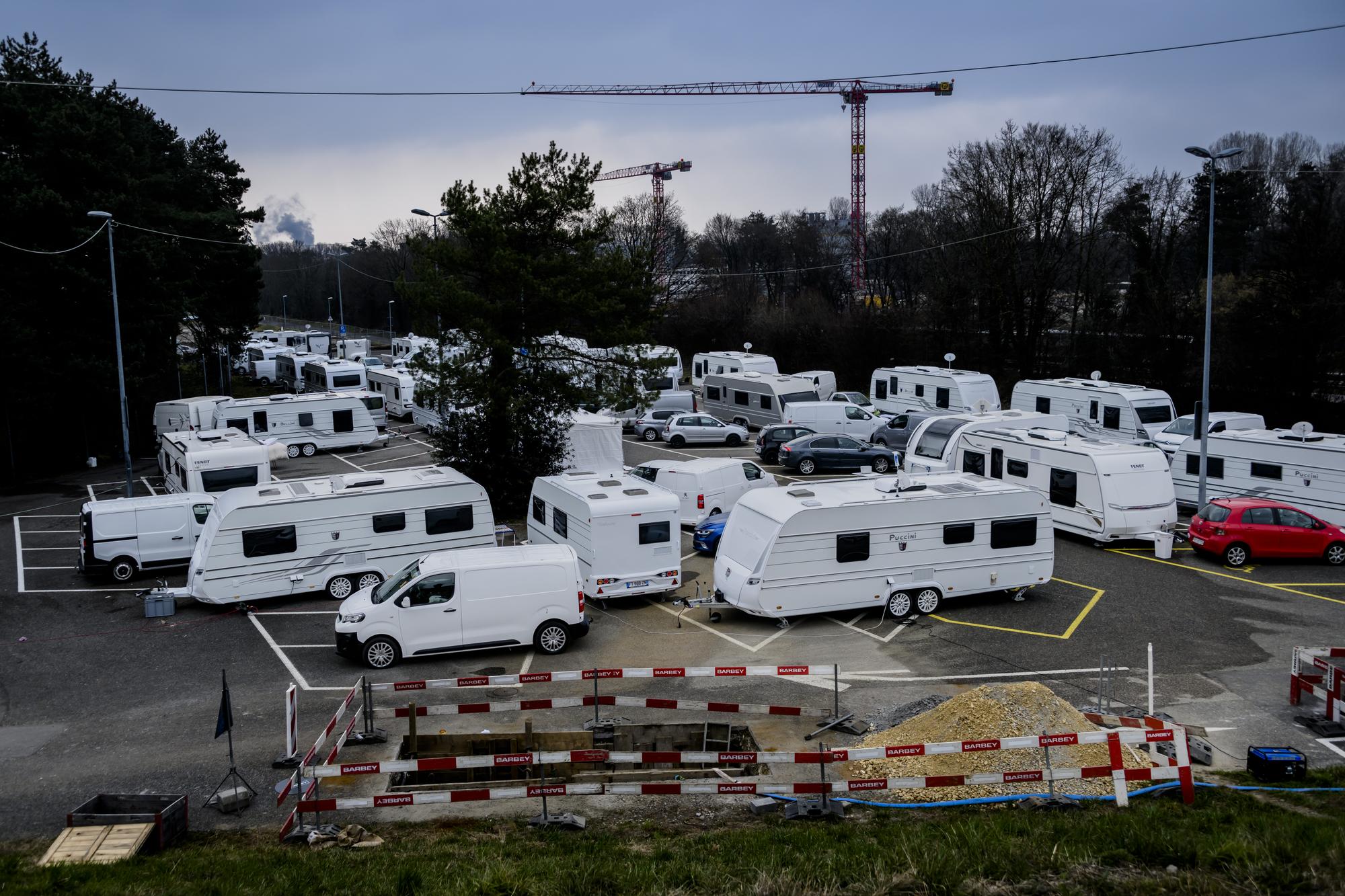 Un groupe de gens du voyage avec des caravanes en provenance de France stationnent sur le parking relais de la Bourdonnette le samedi 4 mars 2023 a Lausanne. (KEYSTONE/Jean-Christophe Bott)
