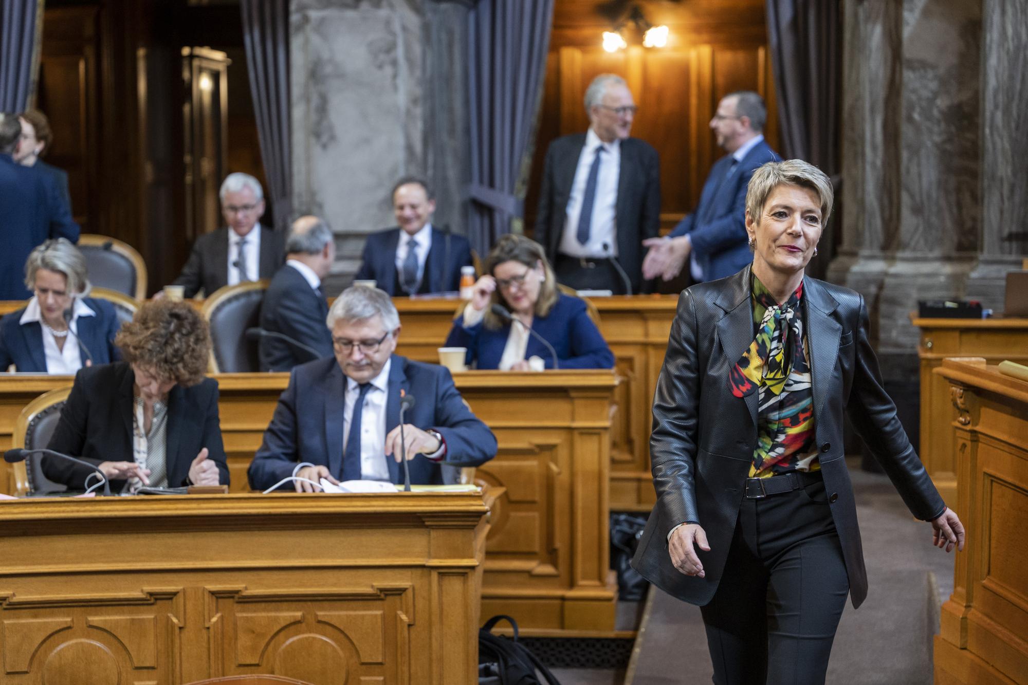 Bundesraetin Karin Keller-Sutter, rechts, schreitet zu ihrem Pult, um die Sitzung in Angriff zu nehmen, an der ausserordentlichen Session der Eidgenoessischen Raete, am Mittwoch, 12. April 2023 im Staenderat in Bern. Die ausserordentliche Session wurde einberufen, um ueber die Finanzbeschluesse des Bundesrats zur Rettung der Grossbank Credit Suisse CS und deren Uebernahme durch die UBS zu debattieren. (KEYSTONE/Alessandro della Valle)