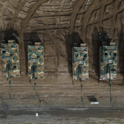 Des soldats polonais se tiennent près d'obusiers K9, livrés dans le premier lot d'armes en provenance de Corée du Sud dans le cadre de contrats signés ces derniers mois, lors d'un exercice militaire dans un champ de tir à Wierzbiny, près d'Orzysz, en Pologne, le 30 mars 2023.