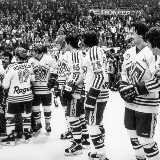 Der EHC Biel ist zum dritten Mal Schweizer Eishockey-Meister, aufgenommen am 2. Maerz 1983 in Biel. Nach dem letzten Meisterschaftsspiel der Nationalliga A gegen den HC Davos freuen sich die Bieler Spieler auf die Uebergabe des Pokals bei der Meistrerfeier. (KEYSTONE/Str)