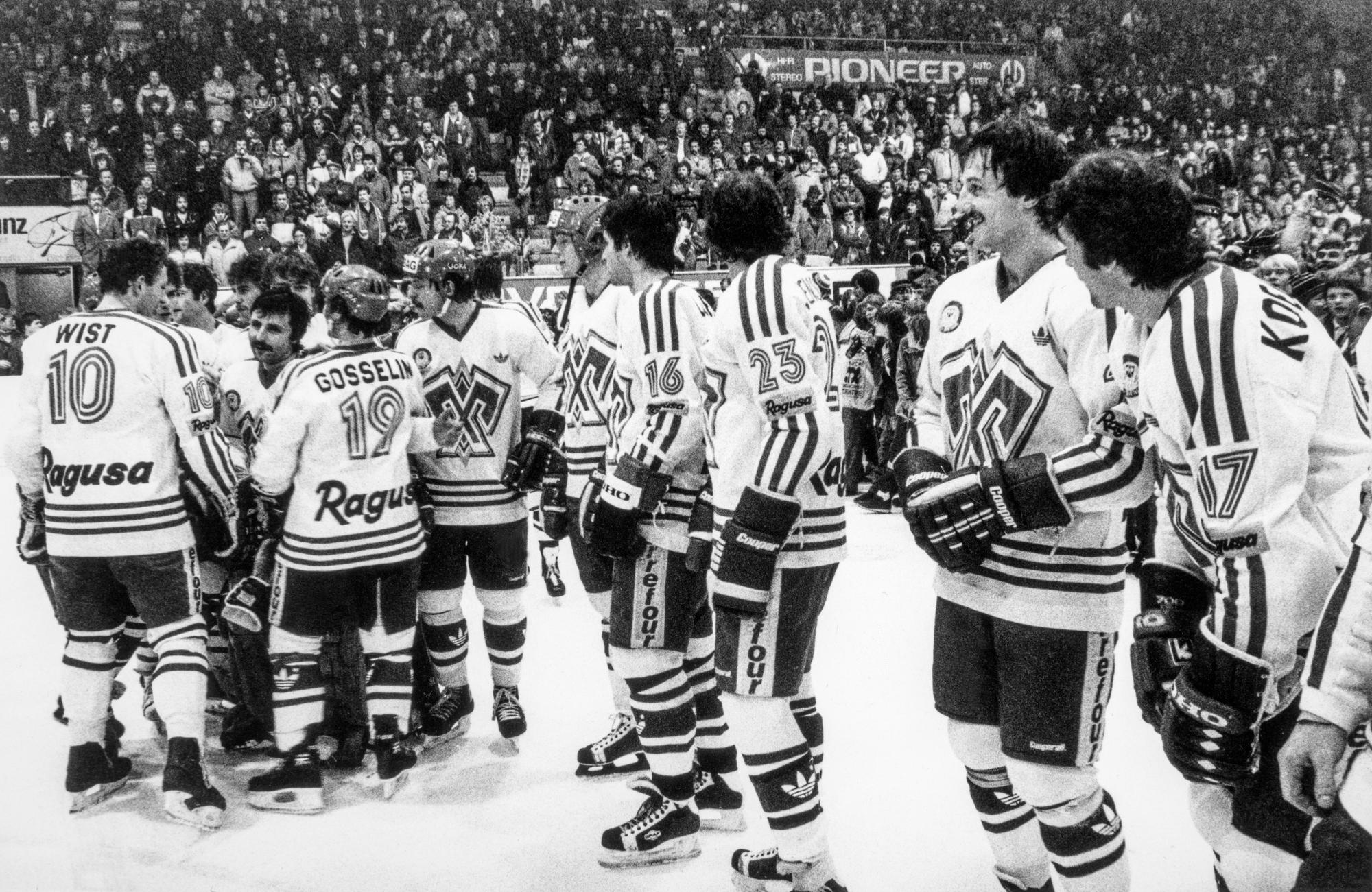 Der EHC Biel ist zum dritten Mal Schweizer Eishockey-Meister, aufgenommen am 2. Maerz 1983 in Biel. Nach dem letzten Meisterschaftsspiel der Nationalliga A gegen den HC Davos freuen sich die Bieler Spieler auf die Uebergabe des Pokals bei der Meistrerfeier. (KEYSTONE/Str)
