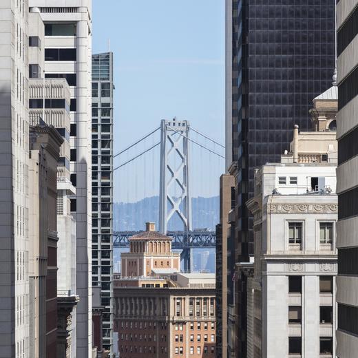 Building with Oakland Bay Bridge in background at San Francisco, California, USA (KEYSTONE/WESTEND61/ALEX HOLLAND)