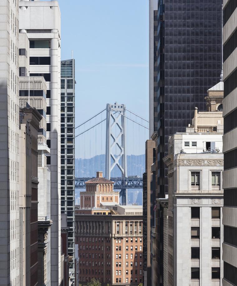 Building with Oakland Bay Bridge in background at San Francisco, California, USA (KEYSTONE/WESTEND61/ALEX HOLLAND)