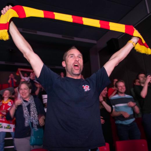 Retransmition au cinéma Rex à Bienne du match de hockey sur glace opposant le HC Bienne au HC Servette.  Bienne, le 16 avril 2023