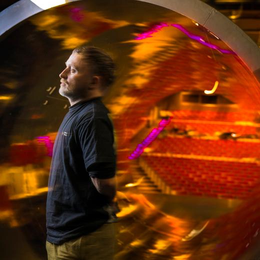 Damien Jalet, chorégraphe associé au Grand Théâtre. Bâtiment des Forces Motrices. Genève. 12.4.2023.