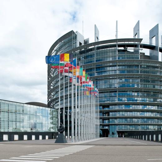 Das Europäische Parlament (inoffiziell auch Europaparlament oder EU-Parlament; kurz EP) mit offiziellem Sitz in Straßburg ist das Parlament der Europäischen Union. Das Europäische Parlament wurde von der Architektengruppe Architecture Studio aus Paris geplant. *** The European Parliament unofficially also European Parliament or EU Parliament short EP with its official seat in Strasbourg is the Parliament of the European Union The European Parliament was planned by the Architecture Studio architectural group from Paris