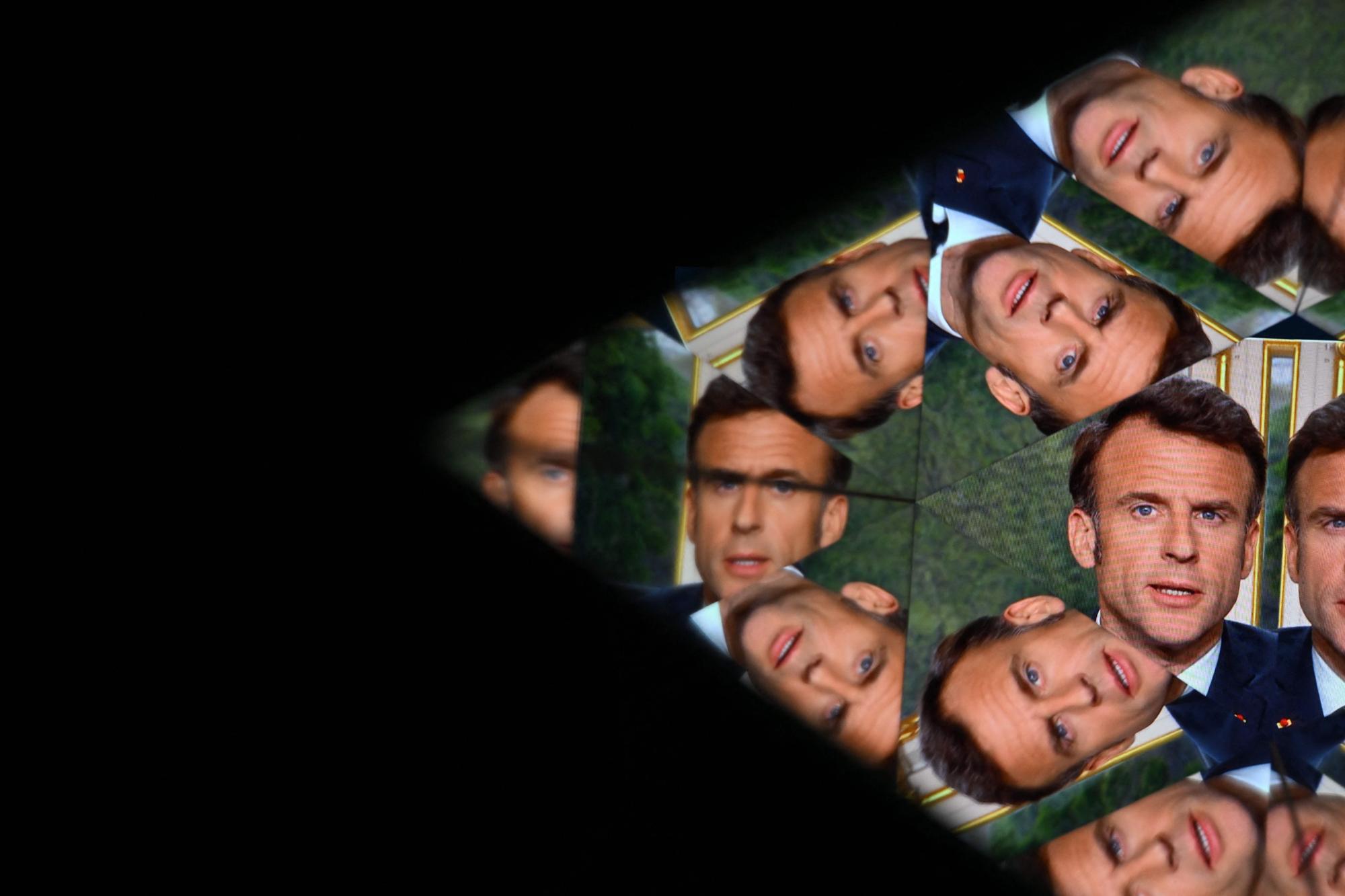 Le président français Emmanuel Macron prononce un discours à la télévision, le 17 avril 2023.