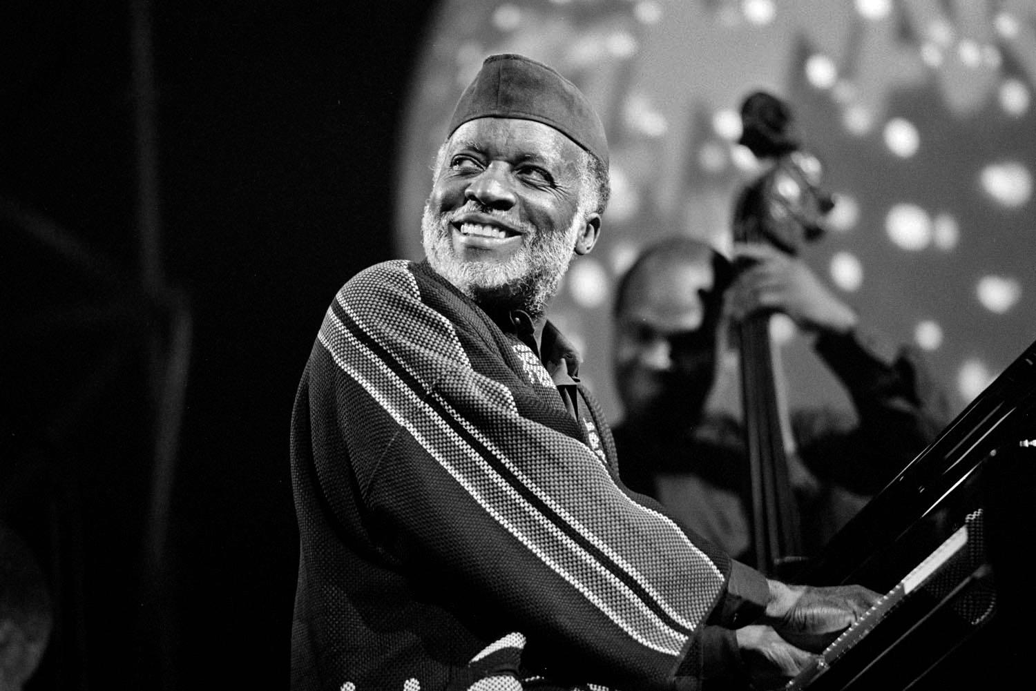 FRANCE. Midi-PyrÈnÈes region. Gers departement. Marciac. "Jazz in Marciac" festival. In the foreground, US jazz musician Ahmad JAMAL (piano). In the background, US jazz musician James CAMMACK (double bass). Concert under the big top. AHMAD JAMAL featuring George Coleman. Saturday, August 5th 2000.