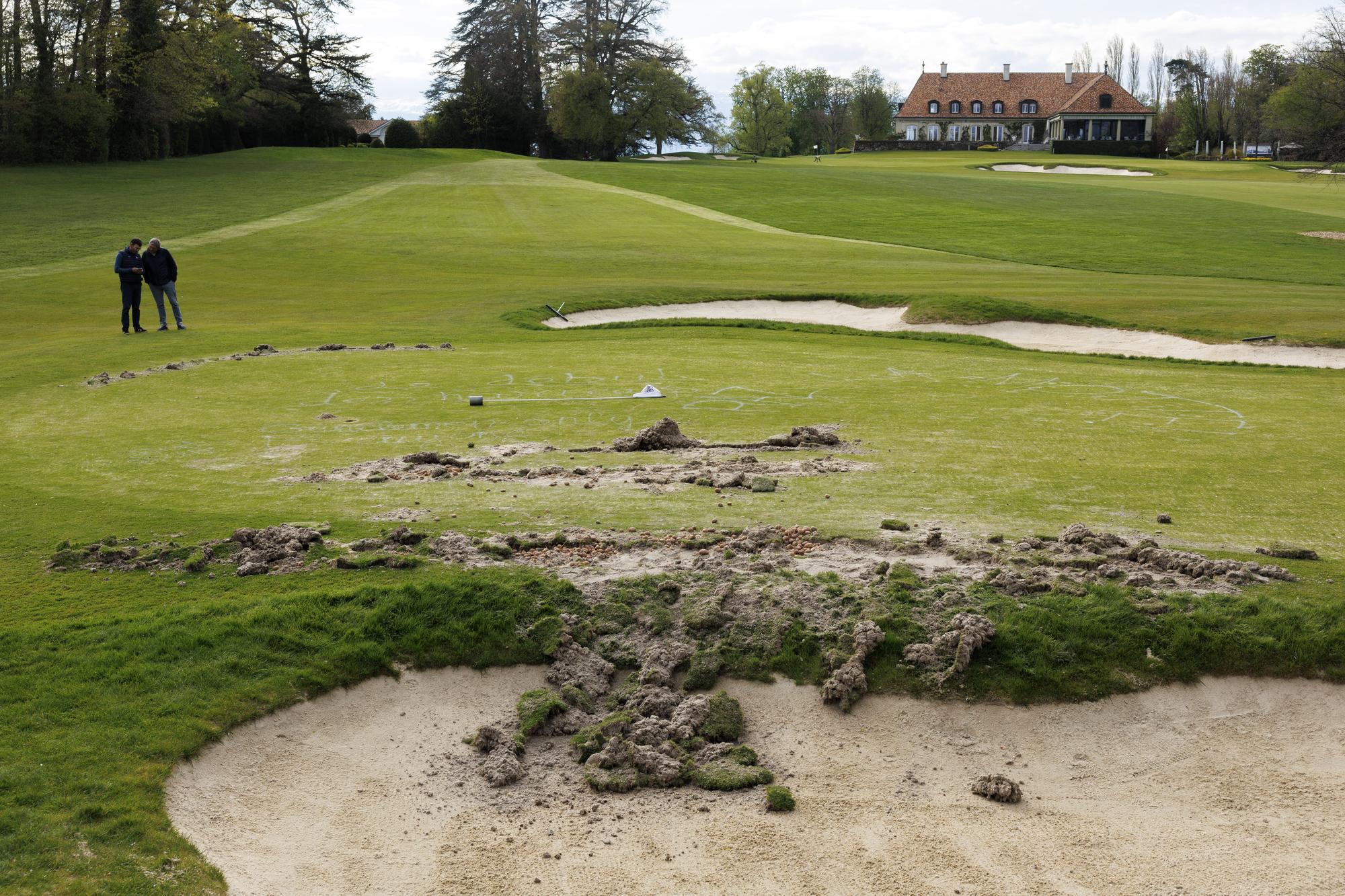 Des tags et des trous remplis de pommes de terre ont etes fait le green du numero 3 du Golf Club de Cologny, ce lundi 17 avril 2023 a Cologny pres de Geneve. Le golf de Cologny (GE) a ete victime d'actes de vandalisme. Des individus ont penetre sur les terrains dans la nuit de dimanche a lundi, labourant les greens, creusant des trous et ecrivant des tags sur le gazon. (KEYSTONE/Salvatore Di Nolfi)