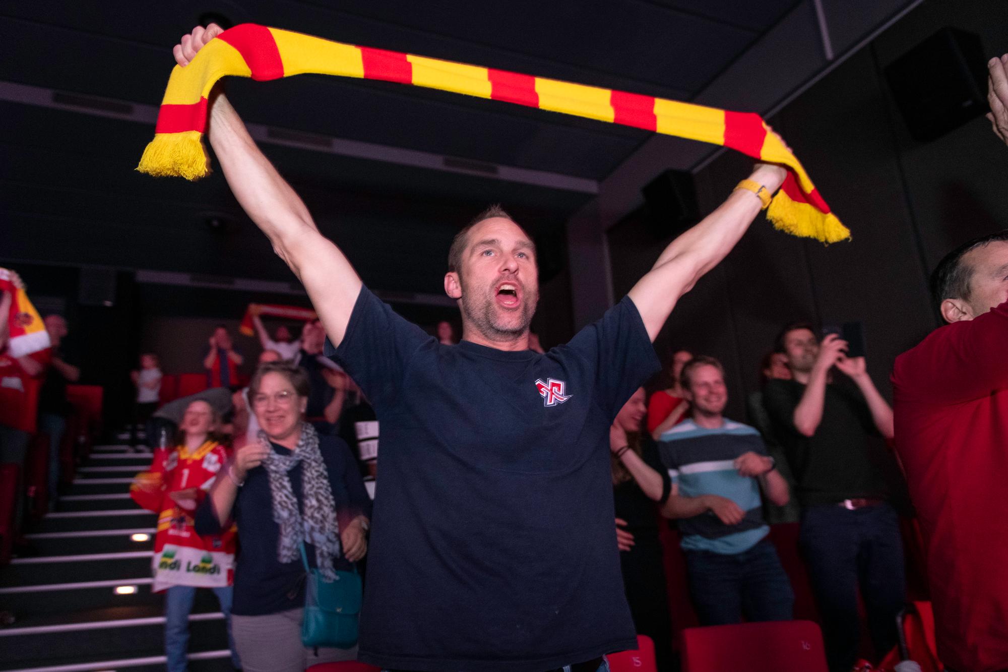 Retransmition au cinéma Rex à Bienne du match de hockey sur glace opposant le HC Bienne au HC Servette.  Bienne, le 16 avril 2023