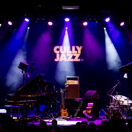 Une vue des instruments sur la scene du Chapiteau lors de la 34eme edition du Cully Jazz ce samedi 9 avril 2016 a Cully dans le canton de Vaud. (KEYSTONE/Jean-Christophe Bott)