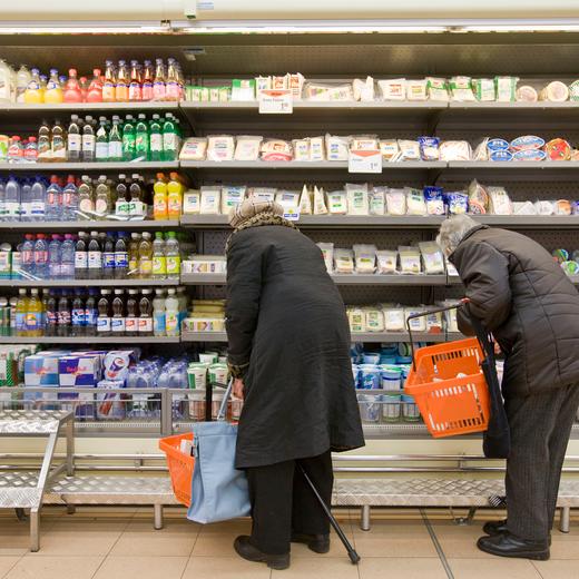 Customers study the choice of products in a cooling shelf with dairy products at the Migros branch "Puent" in Zurich-Albisrieden, Switzerland, pictured on February 18, 2009. (KEYSTONE/Alessandro Della Bella) Kunden betrachten am 18. Februar 2009 in der Migros-Filiale "Puent" in Zuerich-Albisrieden ein Kuehlregal mit Milchprodukten. (KEYSTONE/Alessandro Della Bella)