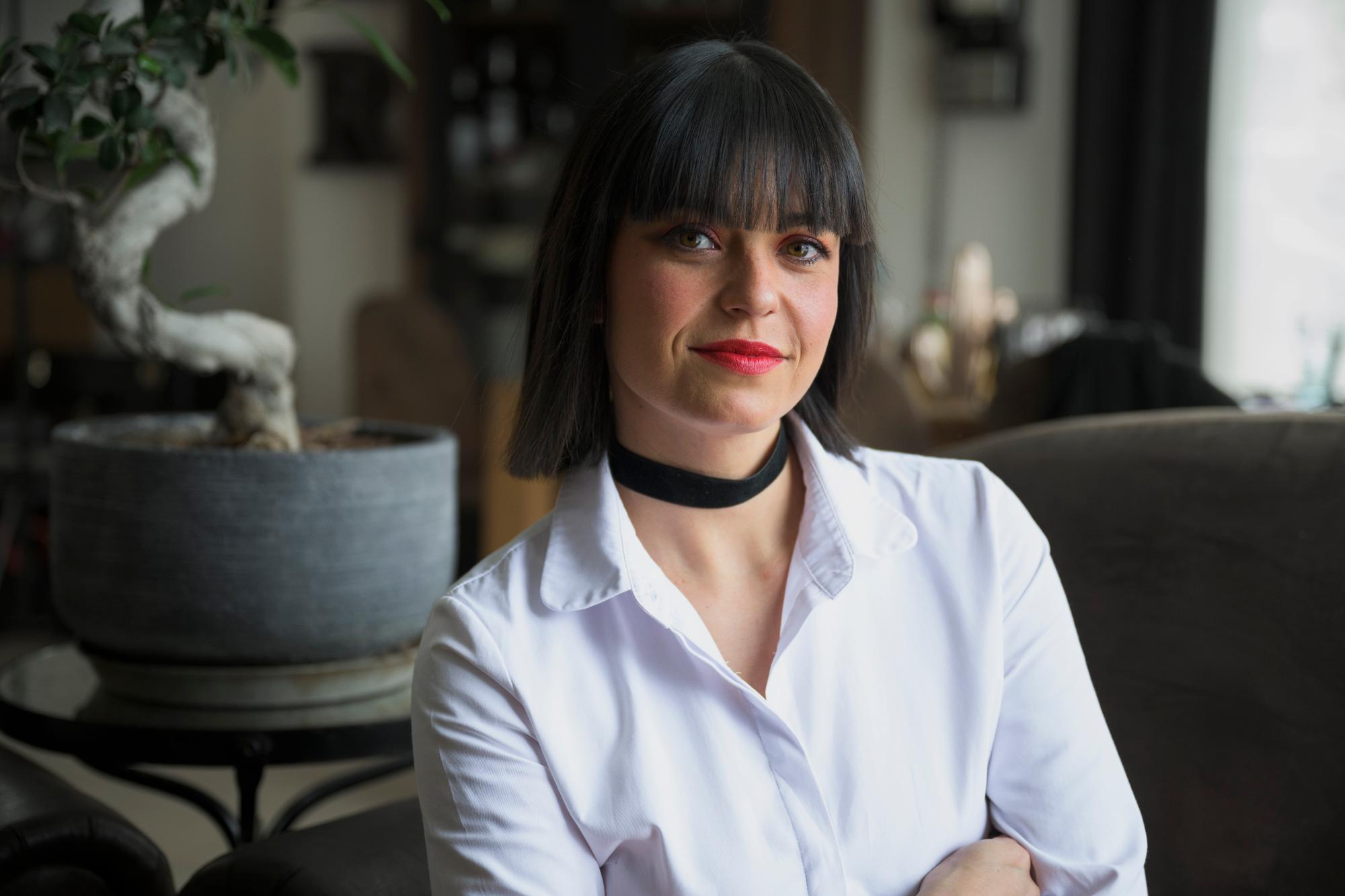 Estelle Lagarde, gouacheuse pour la haute joaillerie. Bons-en-Chablais. 12.4.2023.