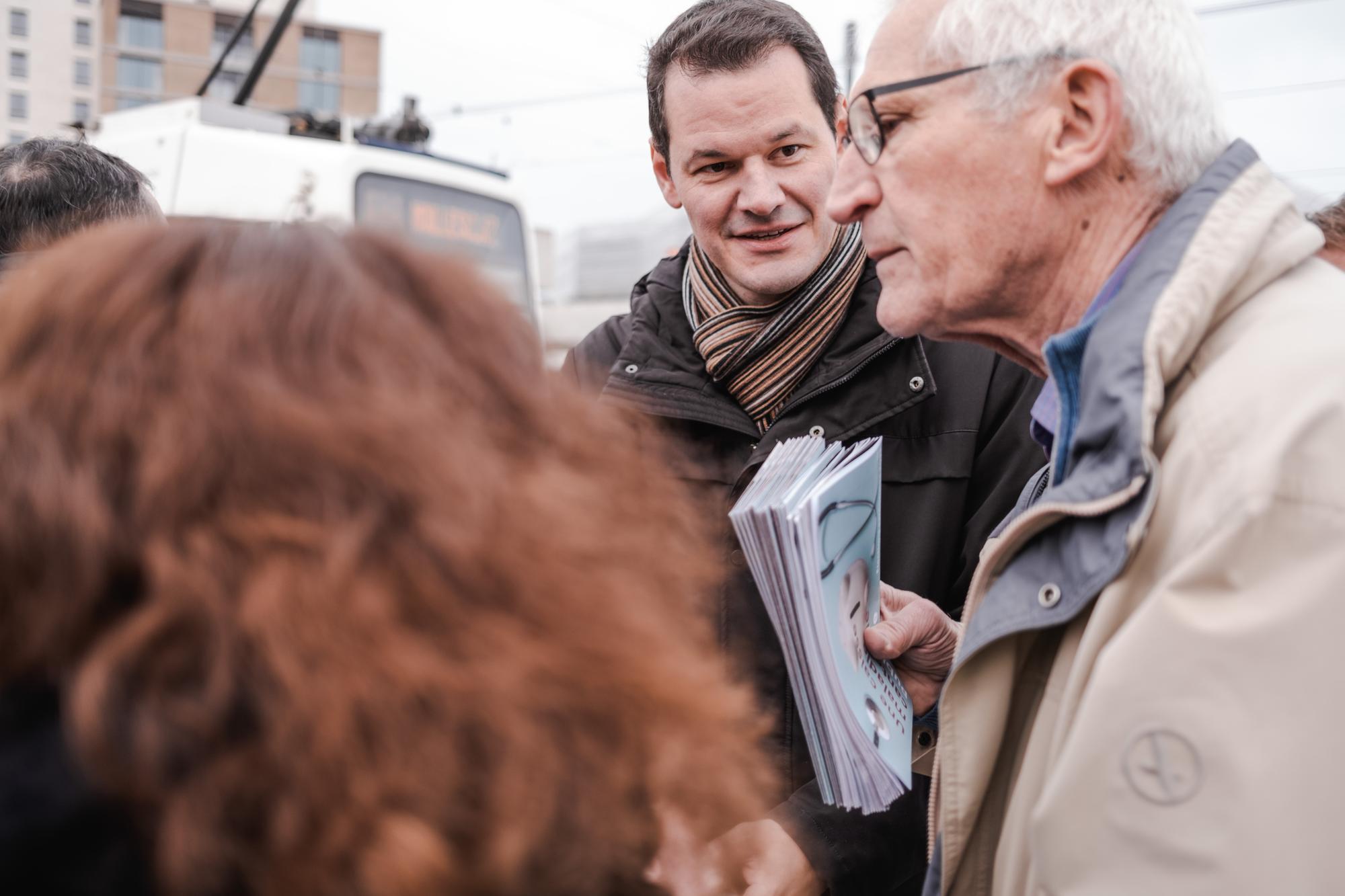 Genève, 18 avril 2023. Candidat au 2e tour de l'élection du Conseil d'Etat du Canton de Genève, Pierre Maudet et son équipe arpentent tous les matins les hubs des transports publics pour distribuer leur programme électoral ainsi que des chocolats "merci". À la gare de Lancy Bachet, de nombreux conduteurs de tram affichent une certaine sympathie pour le programme et la candidature du personnage politique. © Niels Ackermann / Lundi13