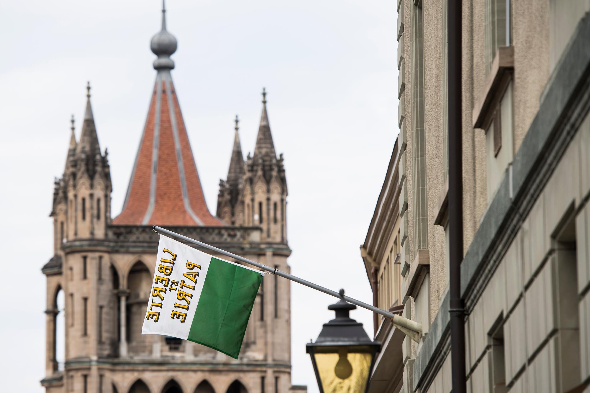 Le drapeau vaudois est visible devant la Cathedrale lors de la ceremonie d'installation et d'assermentation des membres du Grand Conseil et du nouveau Conseil d'Etat vaudois ce mardi 27 juin 2017 a Lausanne. (KEYSTONE/Jean-Christophe Bott)