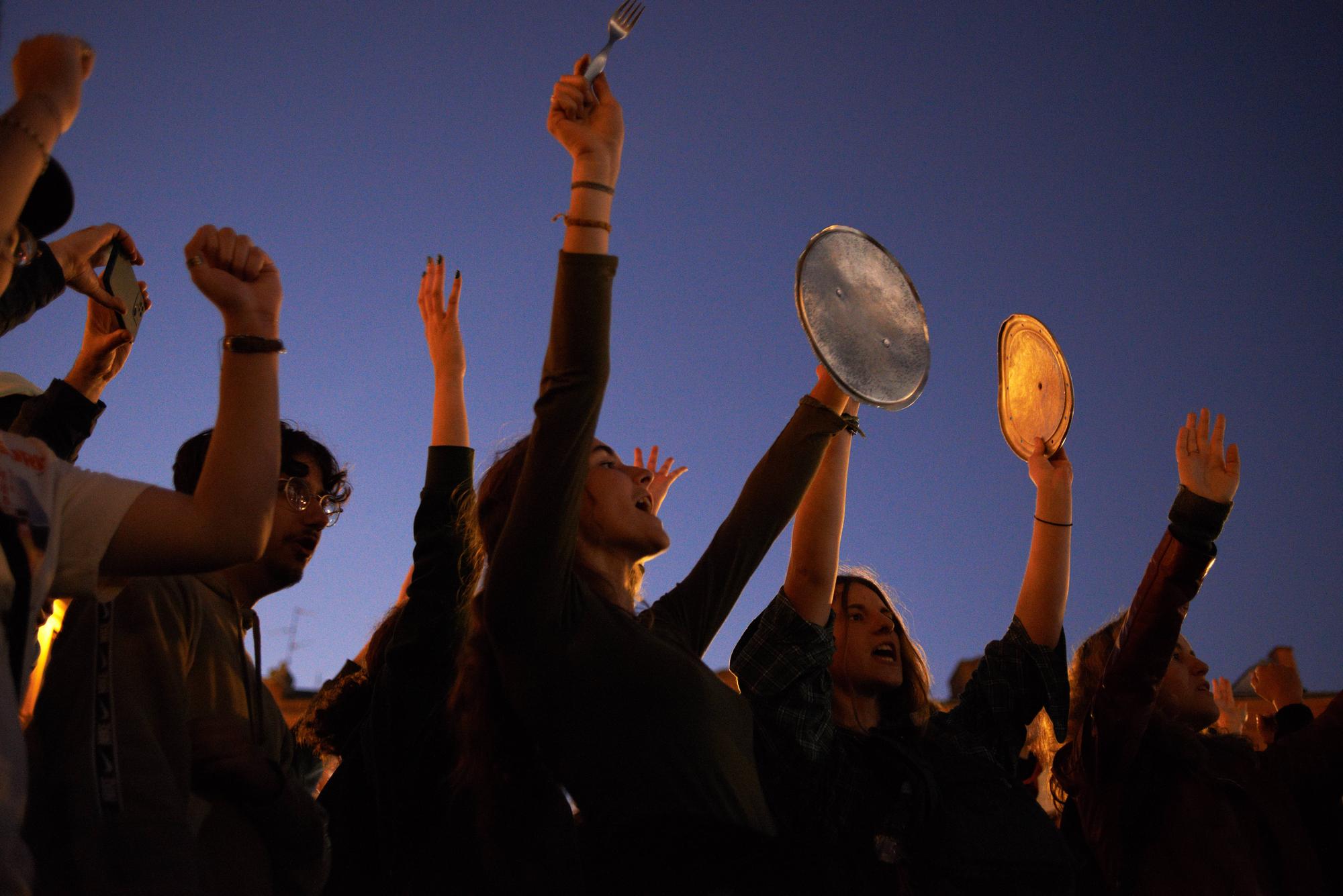 Concert de casseroles à Toulouse pendant le discours télévisé d'Emmanuel Macron.