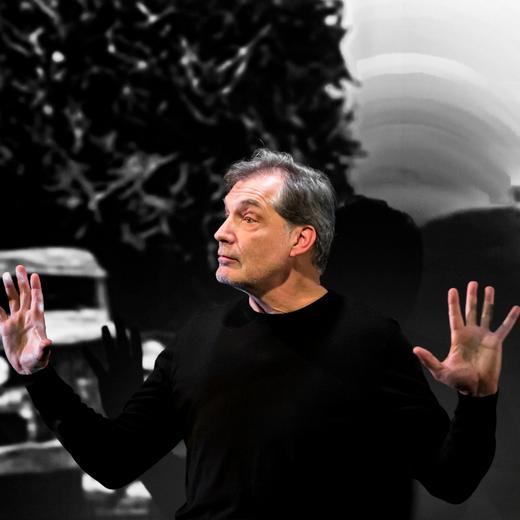 Le comédien franco-suisse Samuel Labarthe fait merveille au service de Nicolas Bouvier et de son «Usage du monde». © Emilie Brouchon