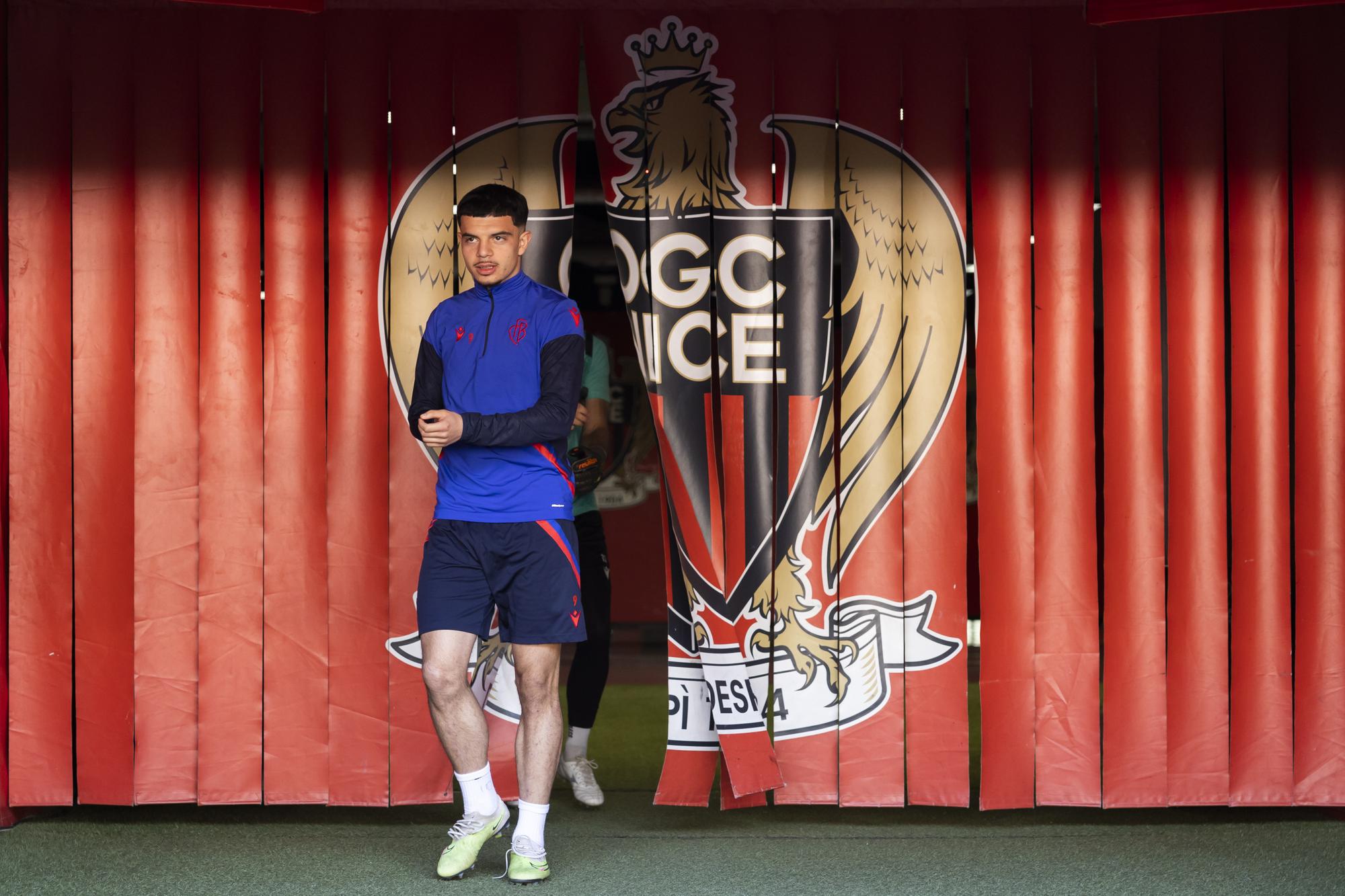 Basels Zeki Amdouni arrives for a training session one day before the UEFA Conference League quarter final soccer match between OGC Nice of France and Switzerland's FC Basel 1893, Wednesday, April 19, 2023 at Allianz Riviera stadium in Nice, France. (KEYSTONE/Peter Klaunzer)