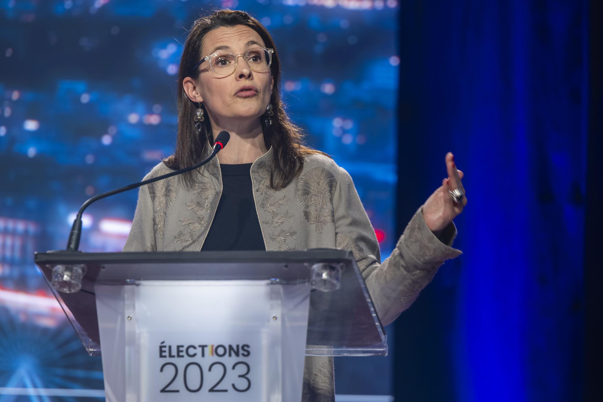 La candidate au Conseil d'Etat, Anne Hiltpold, PLR, s'exprime, lors d'un grand debat electoral du second tour des elections genevoise avec les dix principaux finalistes a l'election au Conseil d'Etat, organiser par Leman Bleu Television et le journal Le Temps, ce mercredi 1 mars 2023 depuis le grand studio du Cube a Geneve. (KEYSTONE/Martial Trezzini)