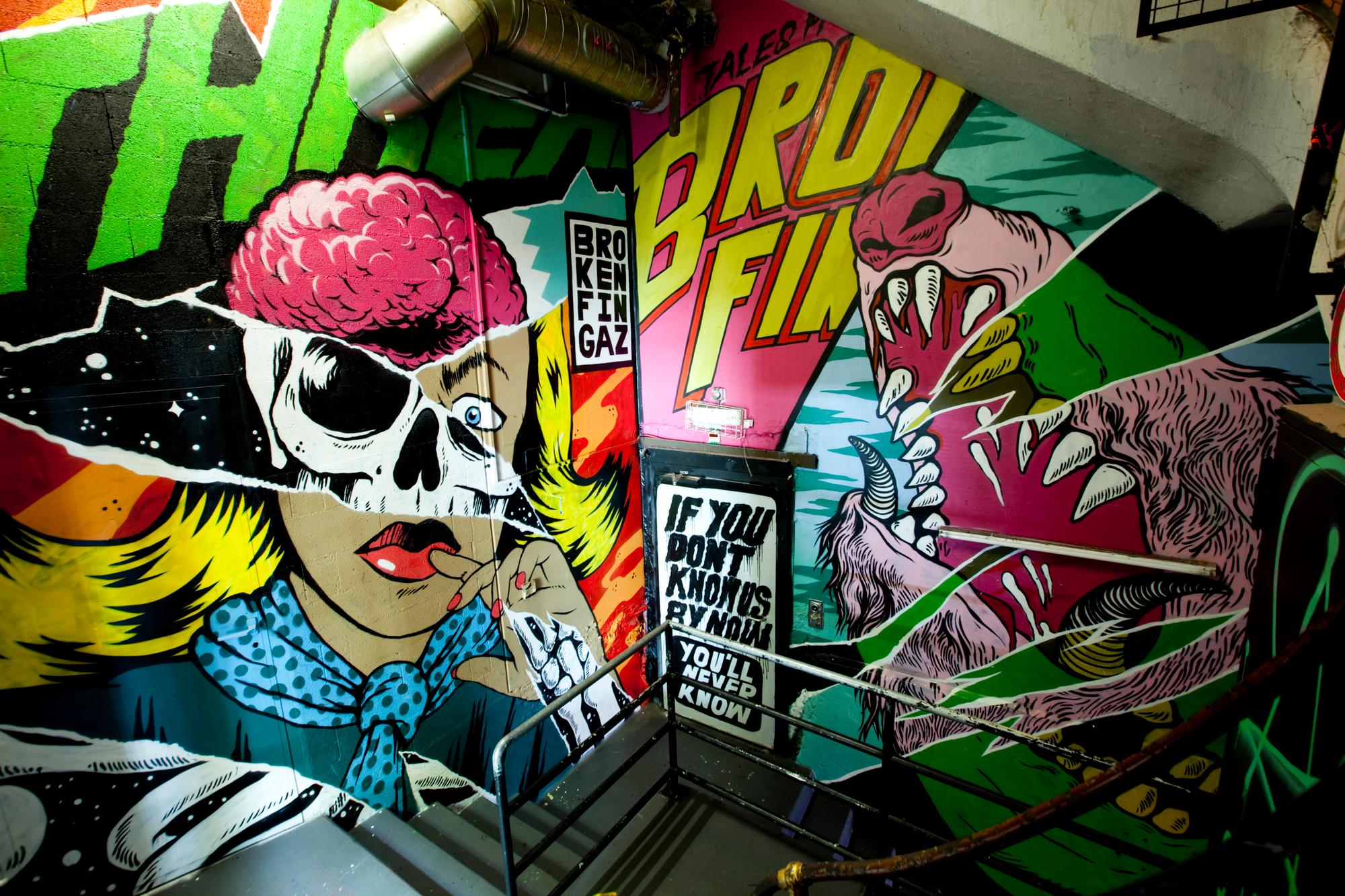 Les graffs, témoins de l'esprit alternatif et coloré de la Case à Choc, envahissent ses murs comme l'affiche de son programme anniversaire.
