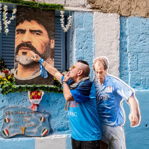 Dans le quartier espagnol, lun fan rend hommage à Maradona.