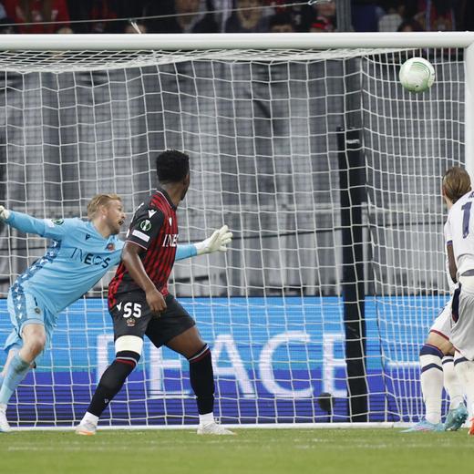 epa10582794 Basel's Kasim Adams (R) scores the 1-2 against Nice's goalkeeper Kasper Schmeichel (L) during the UEFA Europa Conference League quarter final, 2nd leg match between OGC Nice and FC Basel in Nice, France, 20 April 2023. EPA/PETER KLAUNZER
