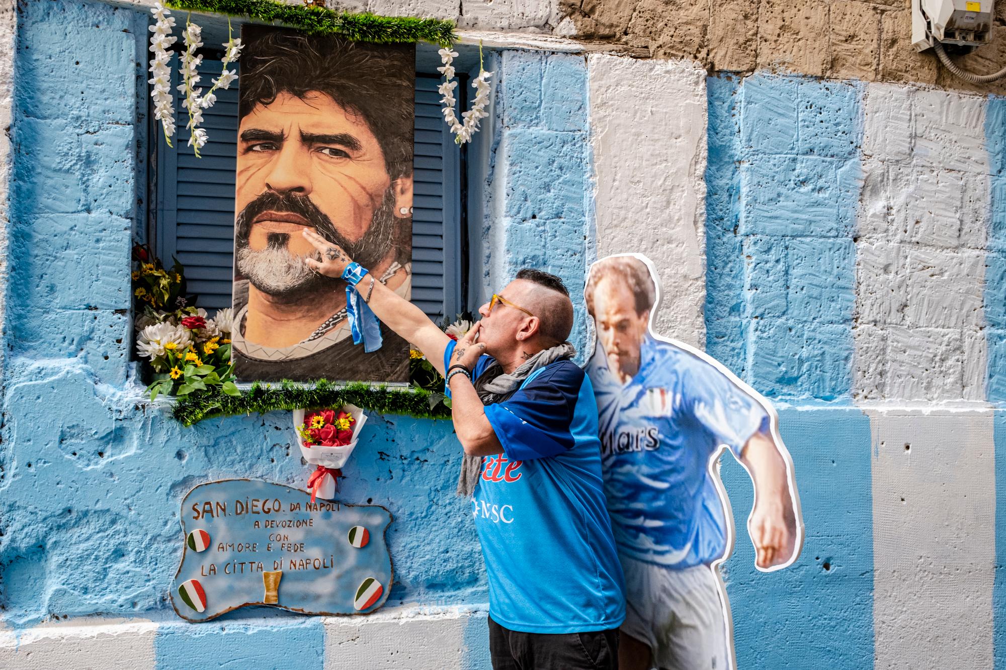 Dans le quartier espagnol, lun fan rend hommage à Maradona.