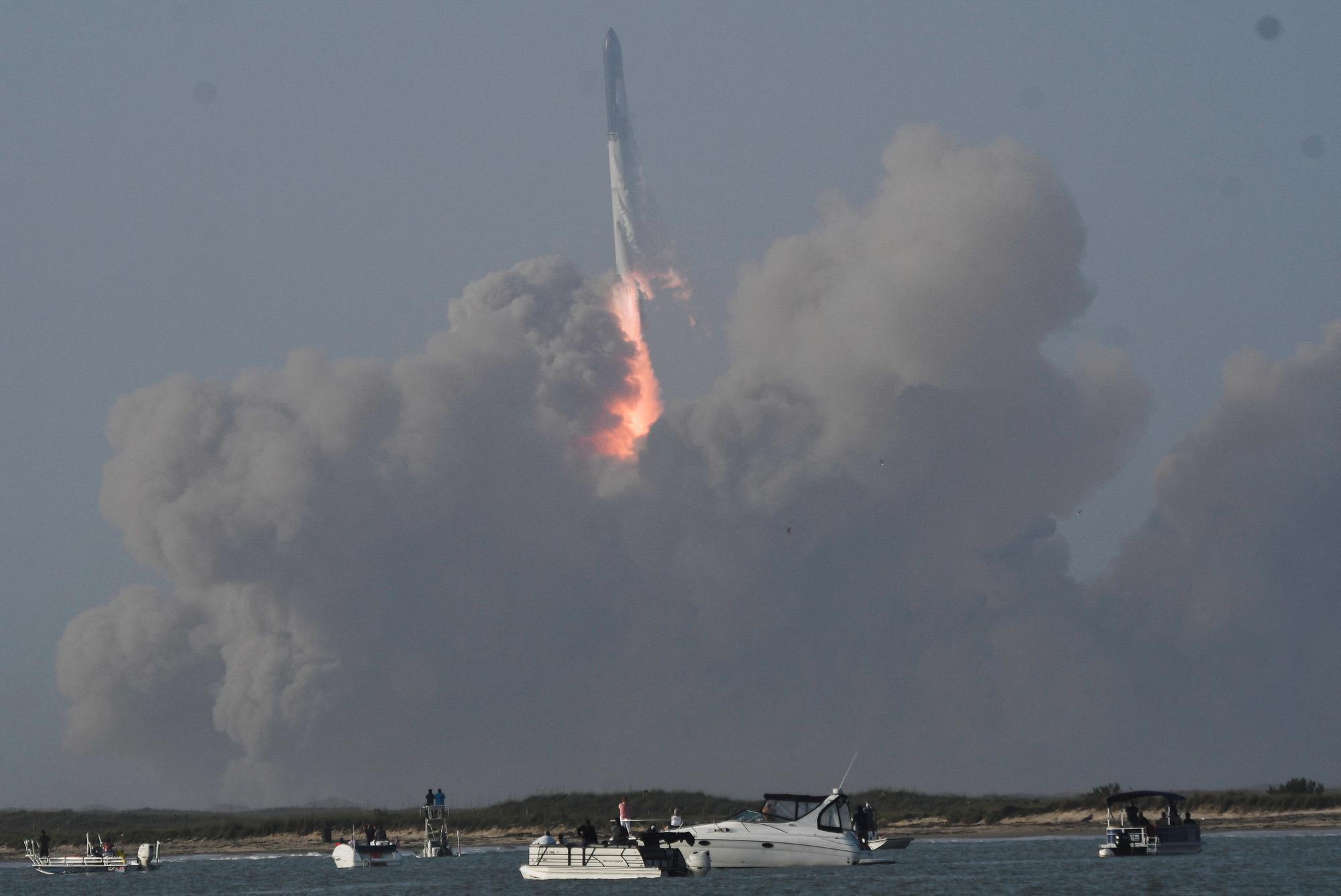 Une fumée épaisse se dégage autour du pas de tir de Boca Chica alors que le Starship de SpaceX prend osn envol le 20 avril 2023.