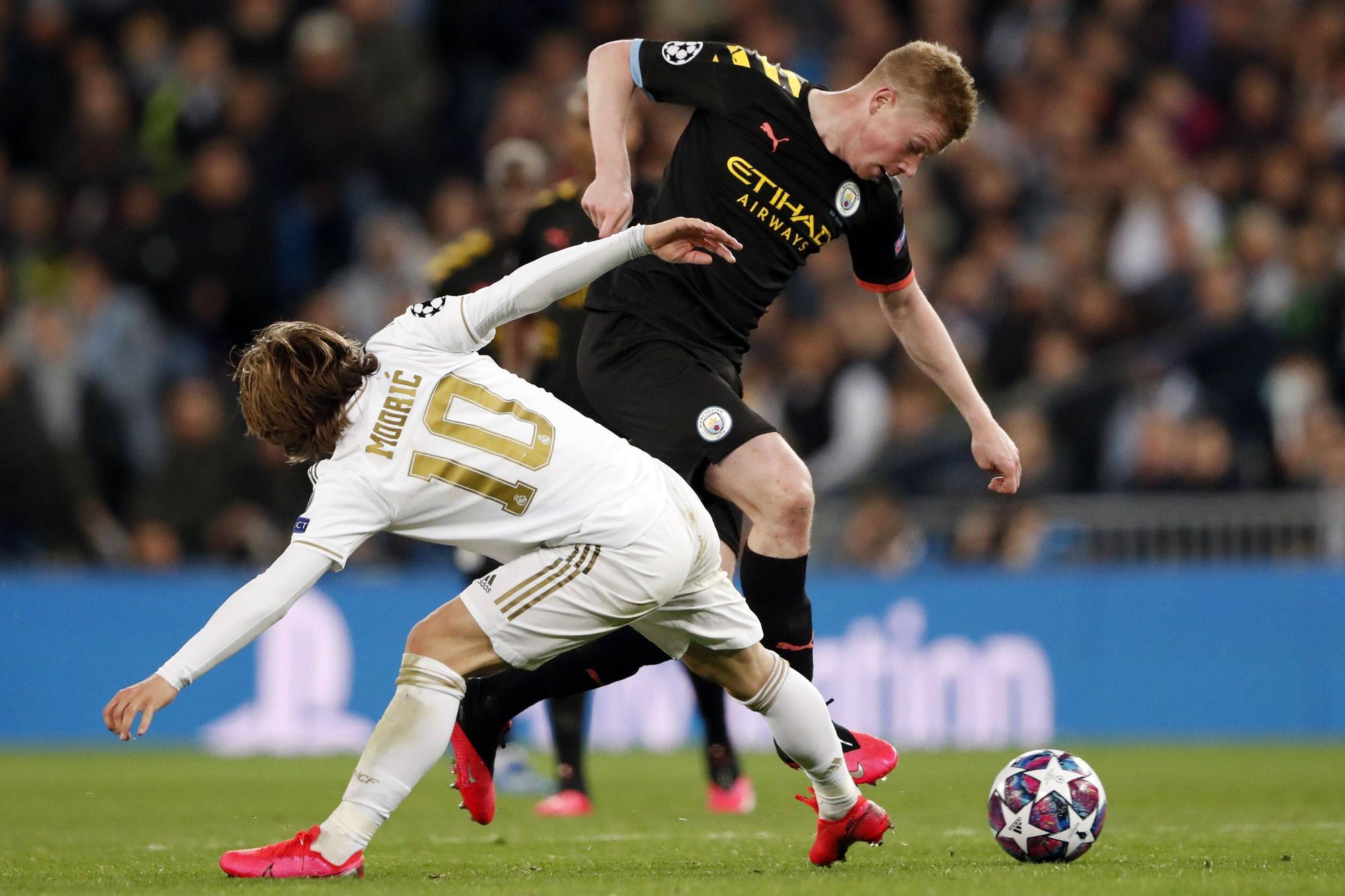 l-r Luka Modric of Real Madrid, Kevin De Bruyne of Manchester City during the UEFA Champions League round of 16 first leg match between Real Madrid and Manchester City FC at the Santiago Bernabeu stadium on February 26, 2020 in Madrid, Spain UEFA Champions League 2019/2020 xVIxANPxSportx/xMauricexvanxSteenxIVx 407362166
