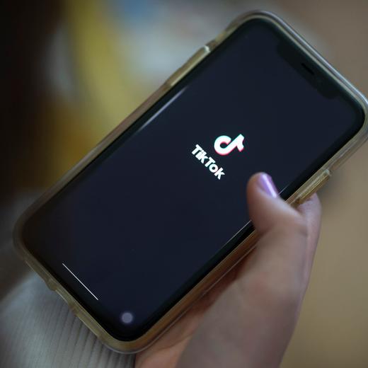 Ein Teenager sieht sich auf ihrem Smartphone ein Video auf der TikTok-Plattform am 29. Mai 2020 in Zuerich an. (KEYSTONE/Gaetan Bally)