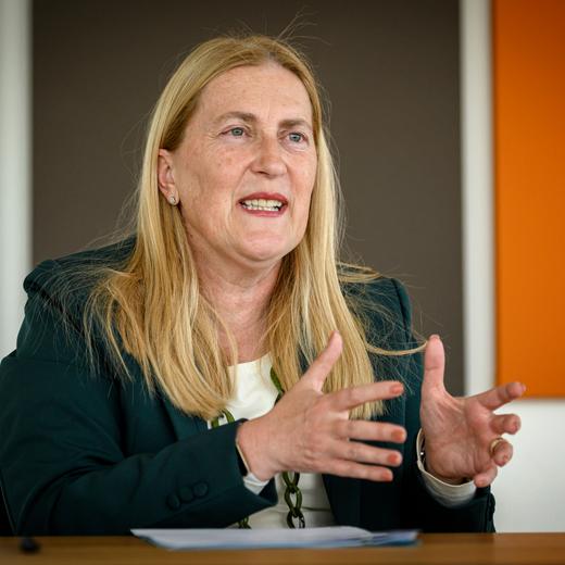 La secrétaire d'État Helene Budliger Artieda (*1965) est directrice du Secrétariat d'État à l'économie (SECO) Staatsekretärin Helene Budliger Artieda (*1965) ist seit dem 1. August 2022 Direktorin des Staatssekretariats für Wirtschaft SECO Bild © Remo Naegeli