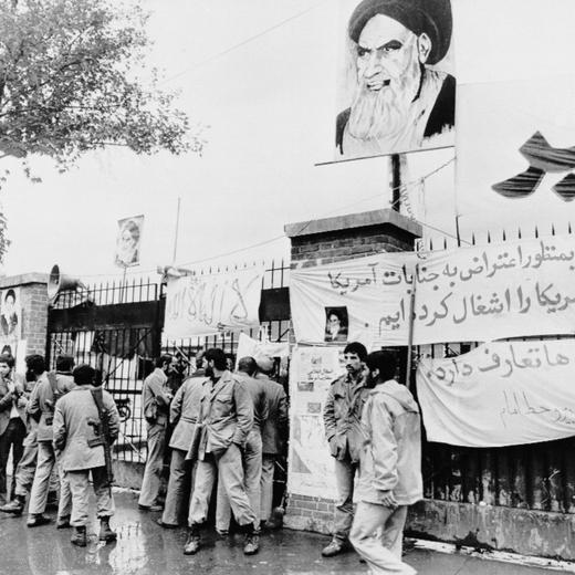Le 6 novembre 1979, sous un portrait de l'ayatollah Khomeiny, des étudiants montent la garde devant l'entrée de l'ambassade des Etats-Unis à Téhéran, où le personnel est retenu en otage.