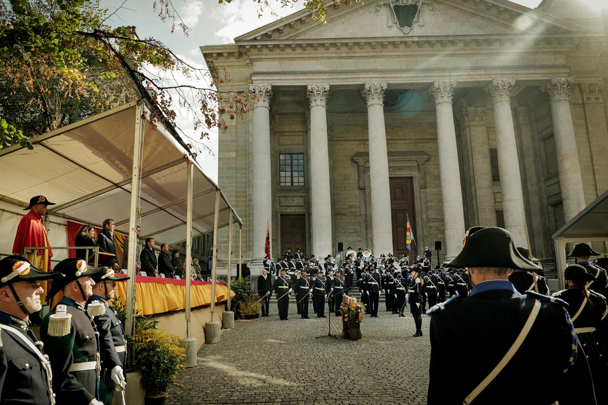 Genève, le 13 octobre 2021. 52 policières et policiers formé-e-s auprès de l'Académie de police de Savatan et 10 policières et policiers provenant d'autres corps de police prêtent serment sur la Cour de Saint-Pierre. Devant le conseil d'Etat. Photo: LAURENT GUIRAUD/Tamedia