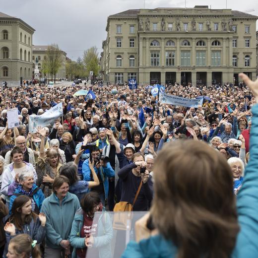 Des participants à «La Marche Bleue», sur la Place fédérale, à Berne, le 22 avril 2023. (KEYSTONE/Peter Klaunzer)