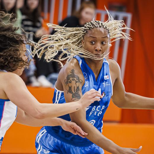 La Nyonnaise Angélica Haas, gauche, lutte pour le ballon face à la joueuse fribourgeoise Courtney Range, lors de l'acte III de la finale de play-off du championnat de basketball entre Nyon Basket Feminin et Elfic Fribourg le 22 avril 2023, à Nyon.