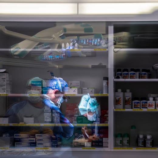 Le personnel d'un bloc opératoire procède à une transplantation aux Hôpitaux Universitaires de Genève (HUG), en avril 2022.
