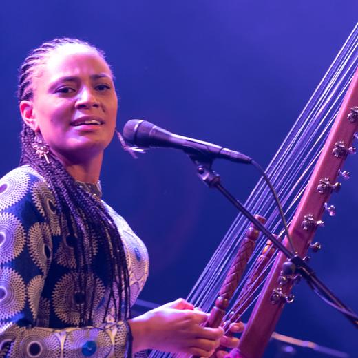 Sona Jobarteh sur la scène du Chapiteau du 40e Cully Jazz Festival, le 18 avril 2023.