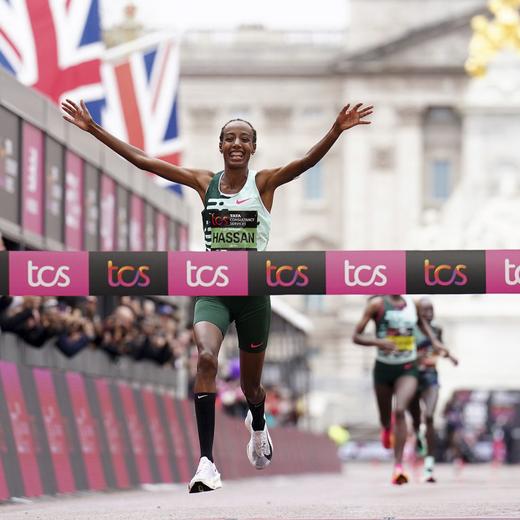 L'arrivée de la Néerlandaise Sifan Hassan, victorieuse à Londres pour sa première participation à un marathon, le 23 avril 2023.