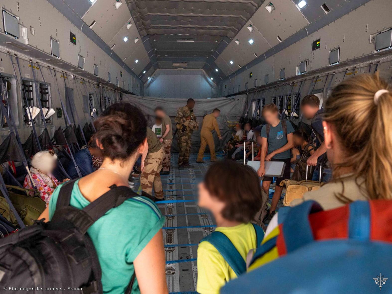 French soldiers evacuate French citizens, as part of the "Operation Sagittaire" evacuation by the French army, in Khartoum, Sudan, April 23, 2023. Etat-major des armees/Handout via REUTERS THIS IMAGE HAS BEEN SUPPLIED BY A THIRD PARTY. MANDATORY CREDIT. NO RESALES. NO ARCHIVES. FACES BLURRED AT SOURCE.