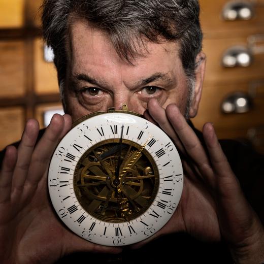 Dominique Mouret , Mécanisme de régulateur de bureau à équation du temps, par Robert Robin, Paris, 1782.. -13.04.2023 - dans son atelier à Ste-Croix  ©Thierry Porchet